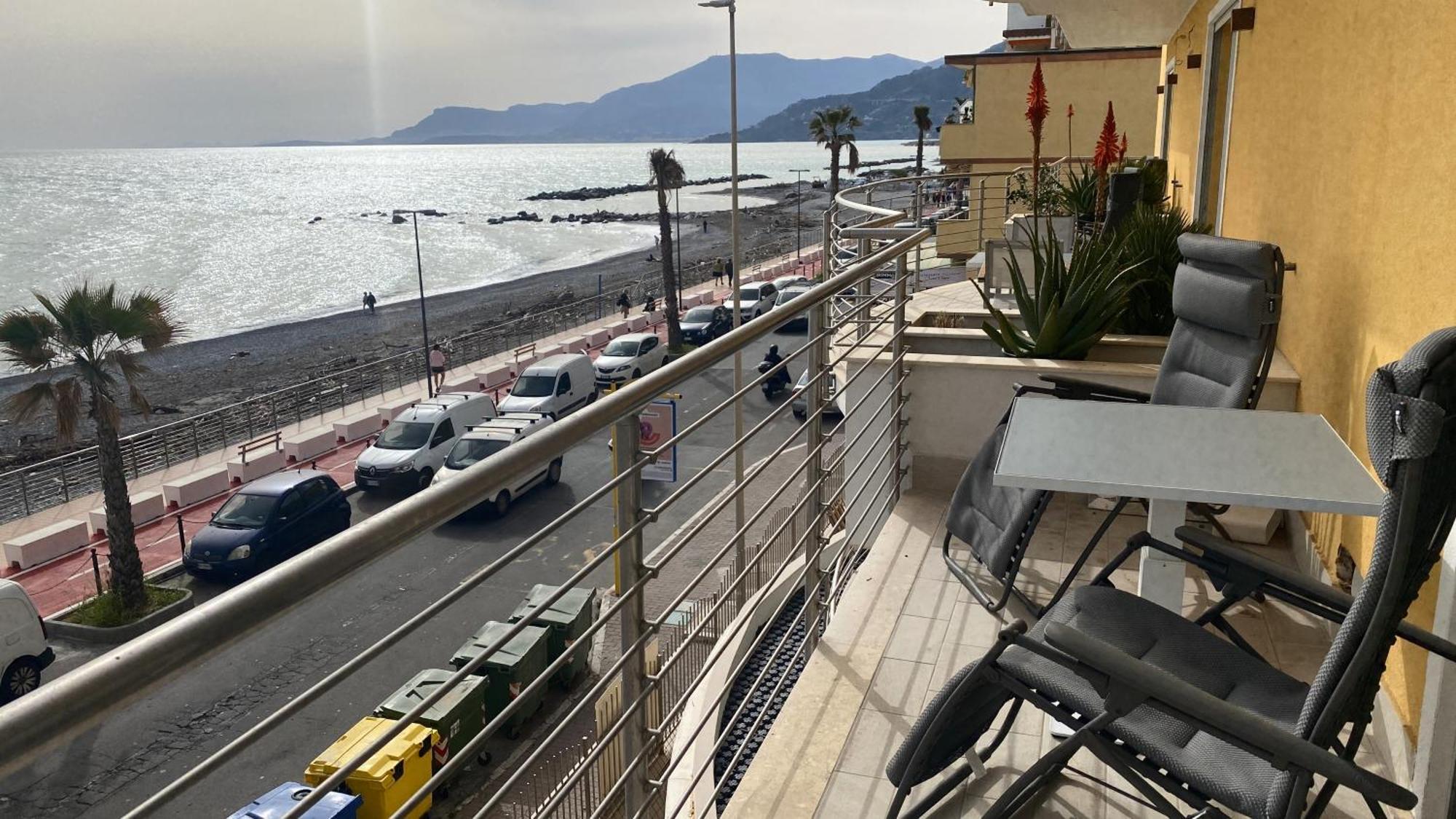 Mare Blu Apartment Ventimiglia Bagian luar foto