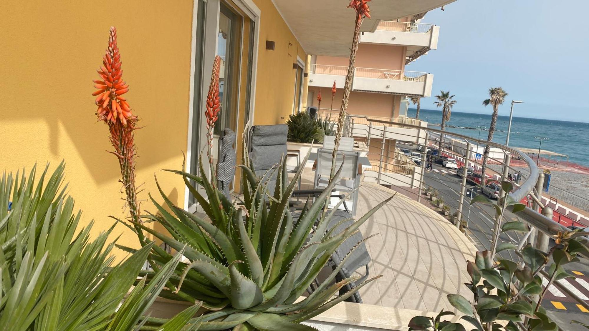 Mare Blu Apartment Ventimiglia Bagian luar foto