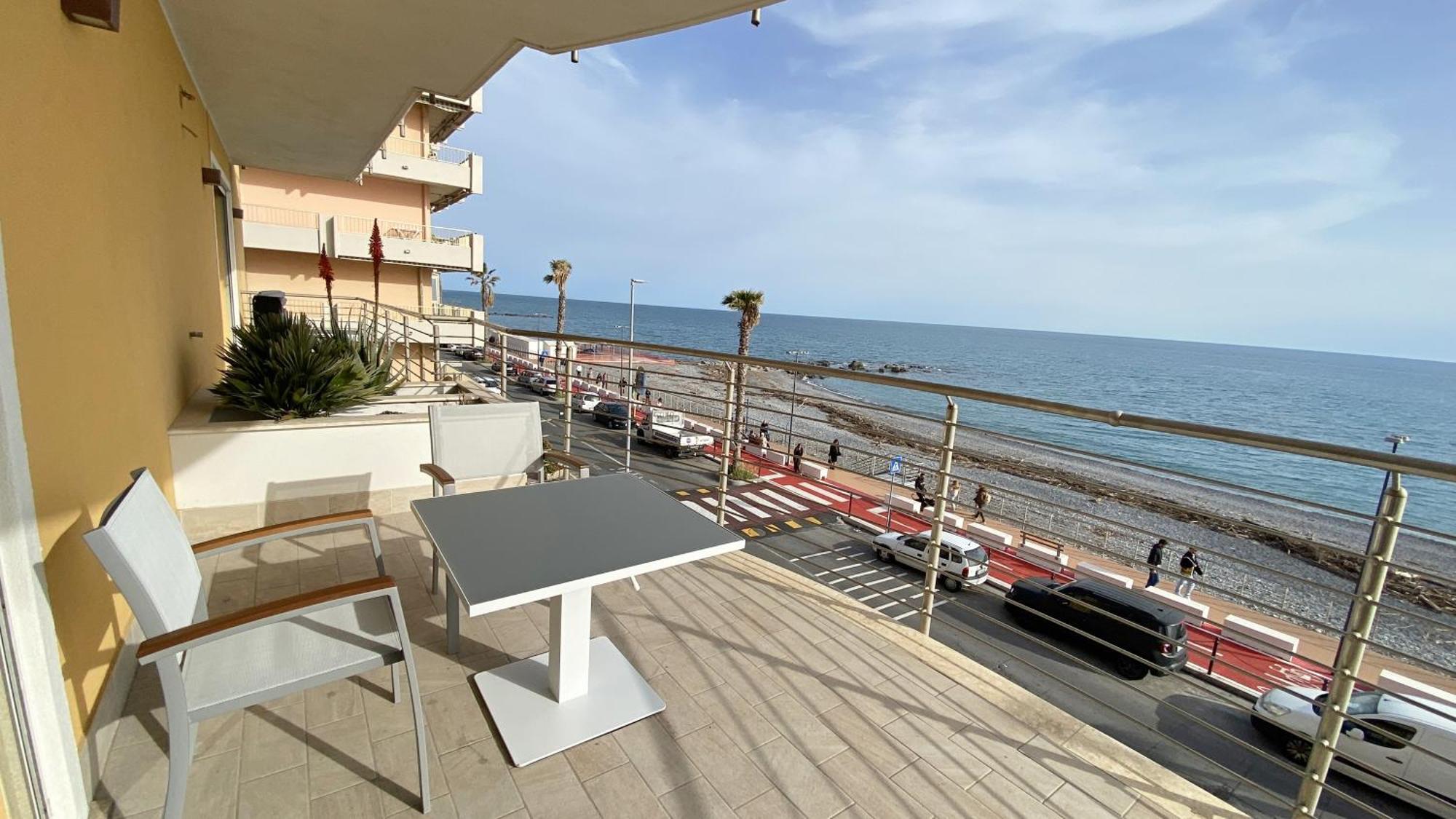Mare Blu Apartment Ventimiglia Bagian luar foto
