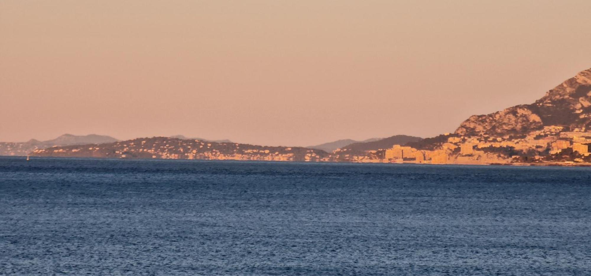 Mare Blu Apartment Ventimiglia Bagian luar foto