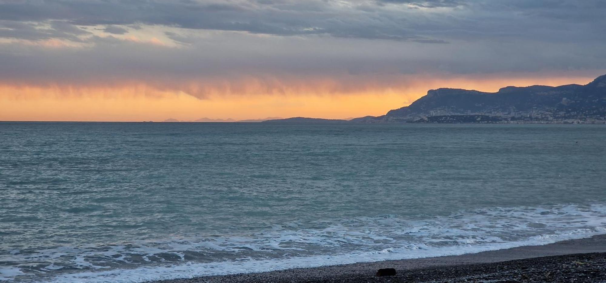 Mare Blu Apartment Ventimiglia Bagian luar foto